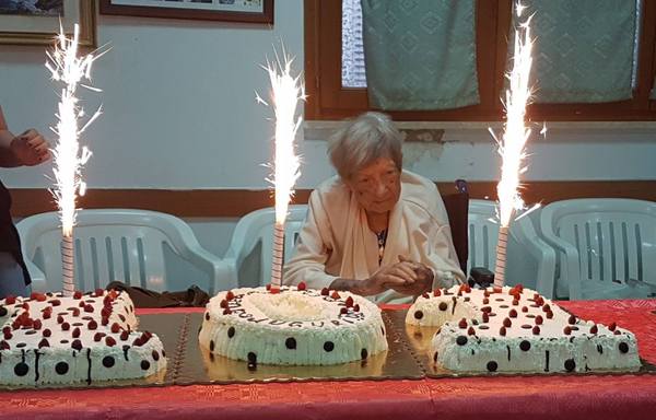 Mega torta per festeggiare a Marina di Ragusa Teresa Muccio, 101 anni. Auguri