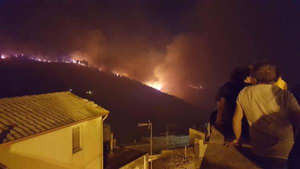 Chiaramonte “brucia”: diversi intossicati, fiamme sempre vicine alle abitazioni