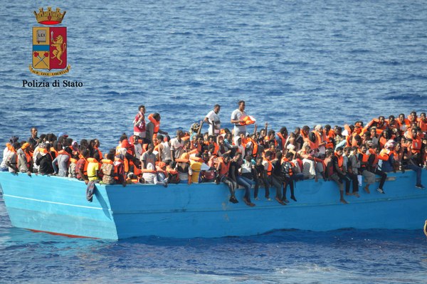 Pozzallo:Fermati  2 cittadini eritrei che hanno condotto un barcone in legno con 450 migranti