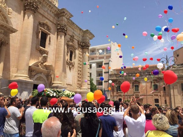 Palloncini, striscioni, messaggi. Così i giovani ragusani hanno voluto ricordare e salutare Simone e Giorgio