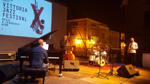 Il pianista Antonio Faraò cattura la platea del Vittoria Jazz Festival