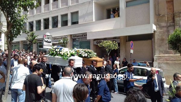 In migliaia hanno partecipato stamani a Ragusa ai funerali di Simone e Giorgio