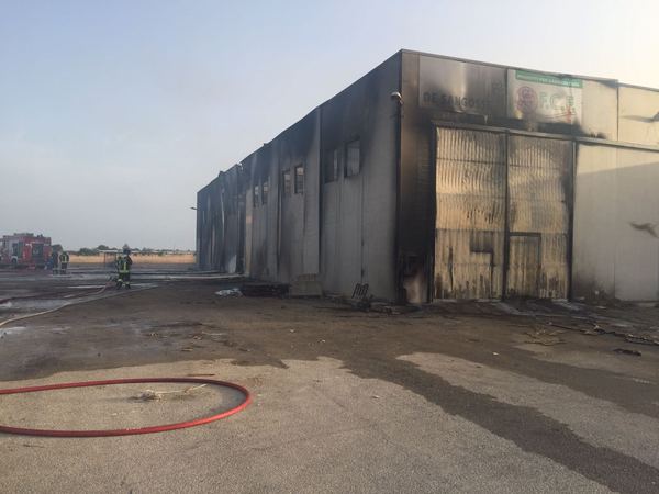 Incendio a Santa Croce in  magazzino per la vendita di prodotti per l’agricoltura