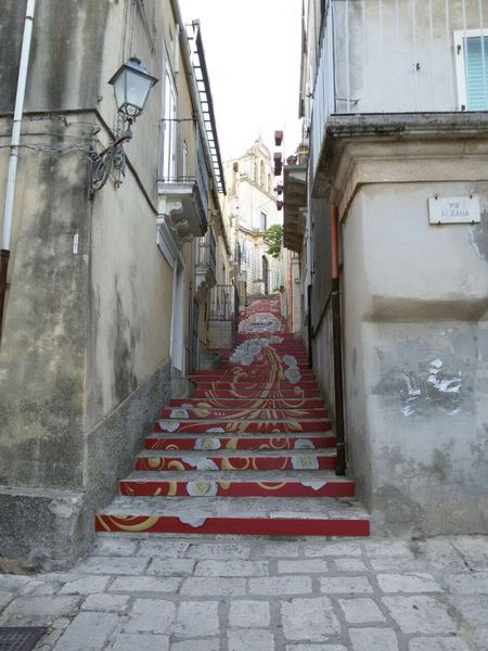 Ultimata la decorazione artistica della scalinata che dall’arco dell’Annunziata conduce sino alla Chiesa Commendale