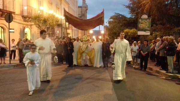 I sacerdoti e le comunita’ parrocchiali di Ragusa hanno partecipato ieri sera alla solenne processione del Corpus Domini in Cattedrale
