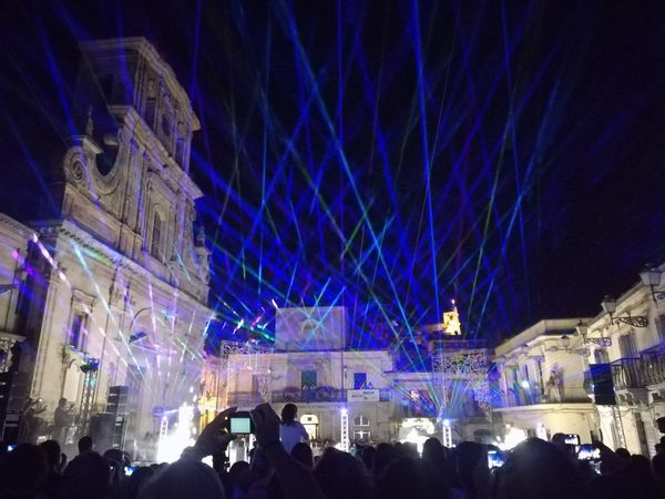 Effetti molto speciali ieri sera in piazza Duomo  per la notte di San Giovanni Battista a Chiaramonte Gulfi