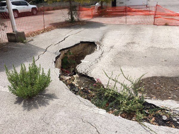 Alle spalle di via Ducezio lo spiazzale con una mini voragine