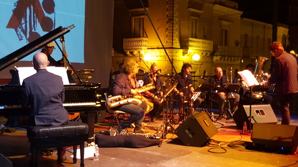 La Lydian Sound Orchestra rievoca a Vittoria la Tuba Band di Miles Davis