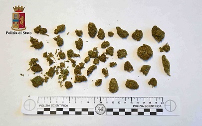 Marijuana per festeggiare il suo compleanno. La Polizia di Stato denuncia un minorenne per spaccio