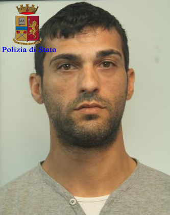 Chiede il passaporto e viene arrestato dalla Polizia di Stato