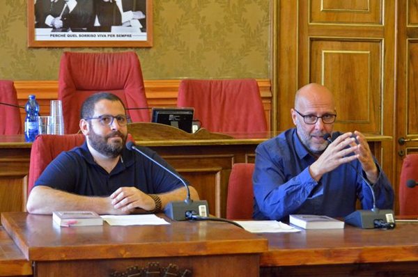 Riaprire la Scuola della Pace “Saro Digrandi”. E’ la proposta del giornalista Davide Bocchieri lanciata alla presentazione del suo libro.