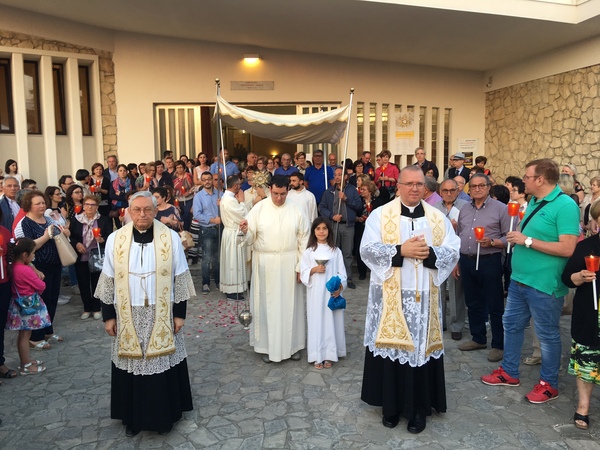 Numerosi i fedeli che hanno animato ieri sera la processione della festa  del Preziosissimo sangue di Nostro Signore Gesù Cristo