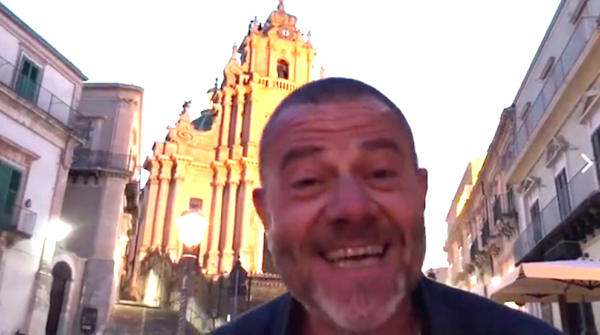 La iena Giulio Golia a Ragusa Ibla: “Infinita bellezza di questa terra”. GUARDA IL VIDEO