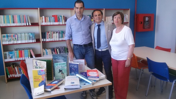 Il presidente del Consiglio Comunale Antonio Tringali dona alla Biblioteca civica alcune copie dei libri