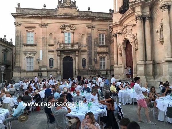 Piazza Pola affittata a Manager Italia. Ieri sera un mega ristorante in piazza. Ospiti entusiasti
