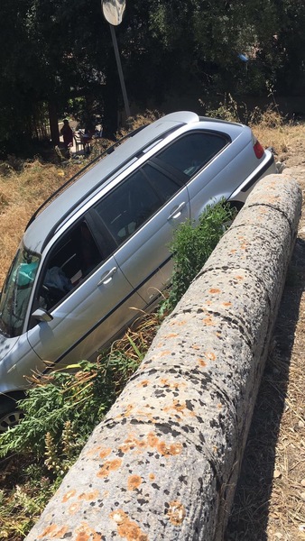 Auto finisce in una scarpata.