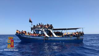 La Polizia ferma 5 scafisti, 1 bengalese, 1 egiziano, 1 gambiano (minore) e 2 marocchini.