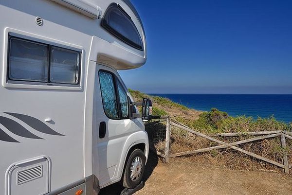 Piazzola di sosta per camper a Marina di Ragusa ormai area di bivacco, Lab 2.0 presenta un ordine del giorno