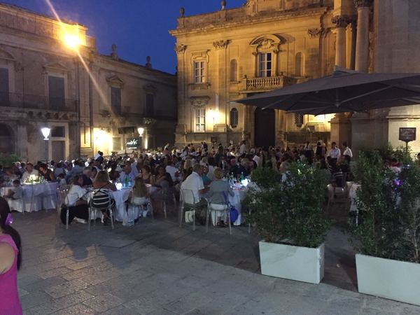 In trecento cenano in piazza Pola a Ibla all’ombra del barocco