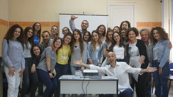 I clown dottori di “Ci ridiamo su” e il pioniere della comicoterapia in europa, Leonardo Spina, hanno incontrato i giovani
