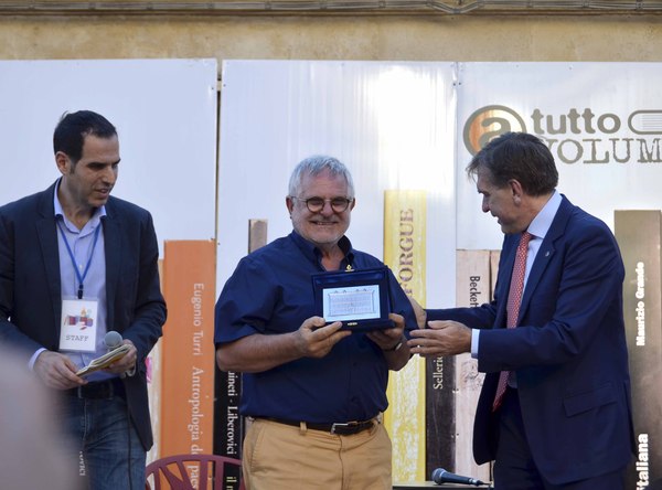 “A Tutto Volume”, il sen. Giovanni Mauro ha consegnato al presidente della Fondazione degli Archi Buscema e al direttore artistico Di Salvo una targa