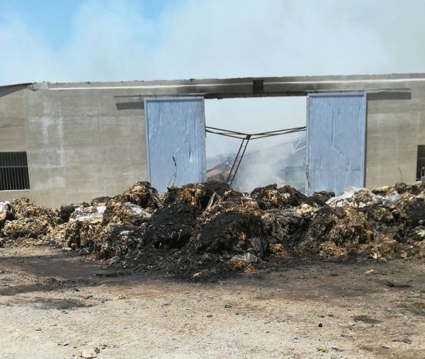 Incendio deposito di lana sulla strada provinciale Comiso Chiaramonte
