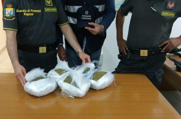 Al Porto di Pozzallo 6 kg di marijuana e 200 mila euro ad un nigeriano