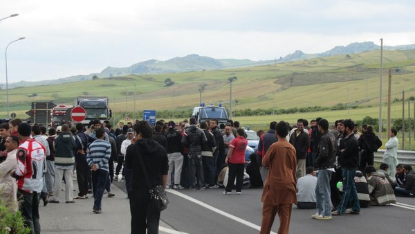 Hanno protestato sulla Catania-Gela i migranti del “Cara” di Mineo