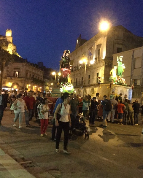 La processione congiunta dei santi Pietro e Paolo  ha chiuso ieri sera la festa del patrono di Modica