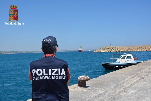 267 migranti a bordo di due imbarcazioni. Fermati tre scafisti
