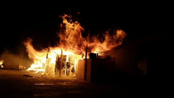 Incendio tra Vittoria e Comiso . Brucia fabbrica di cartoni