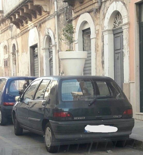 Atti di vandalismo la notte scorsa in via Mario Leggio a Ragusa