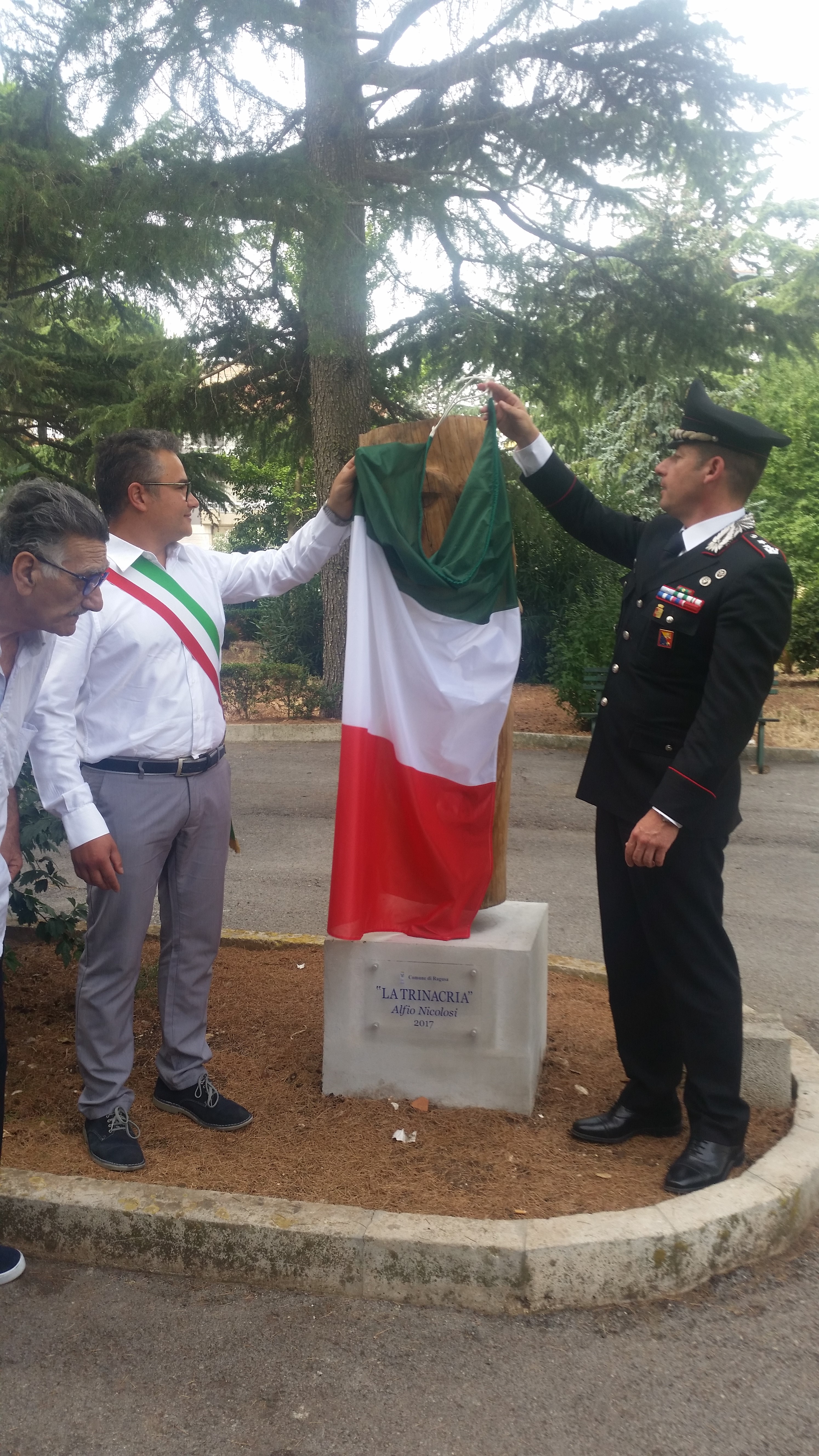 Statua del maestro Nicolosi a Villa Ayalan