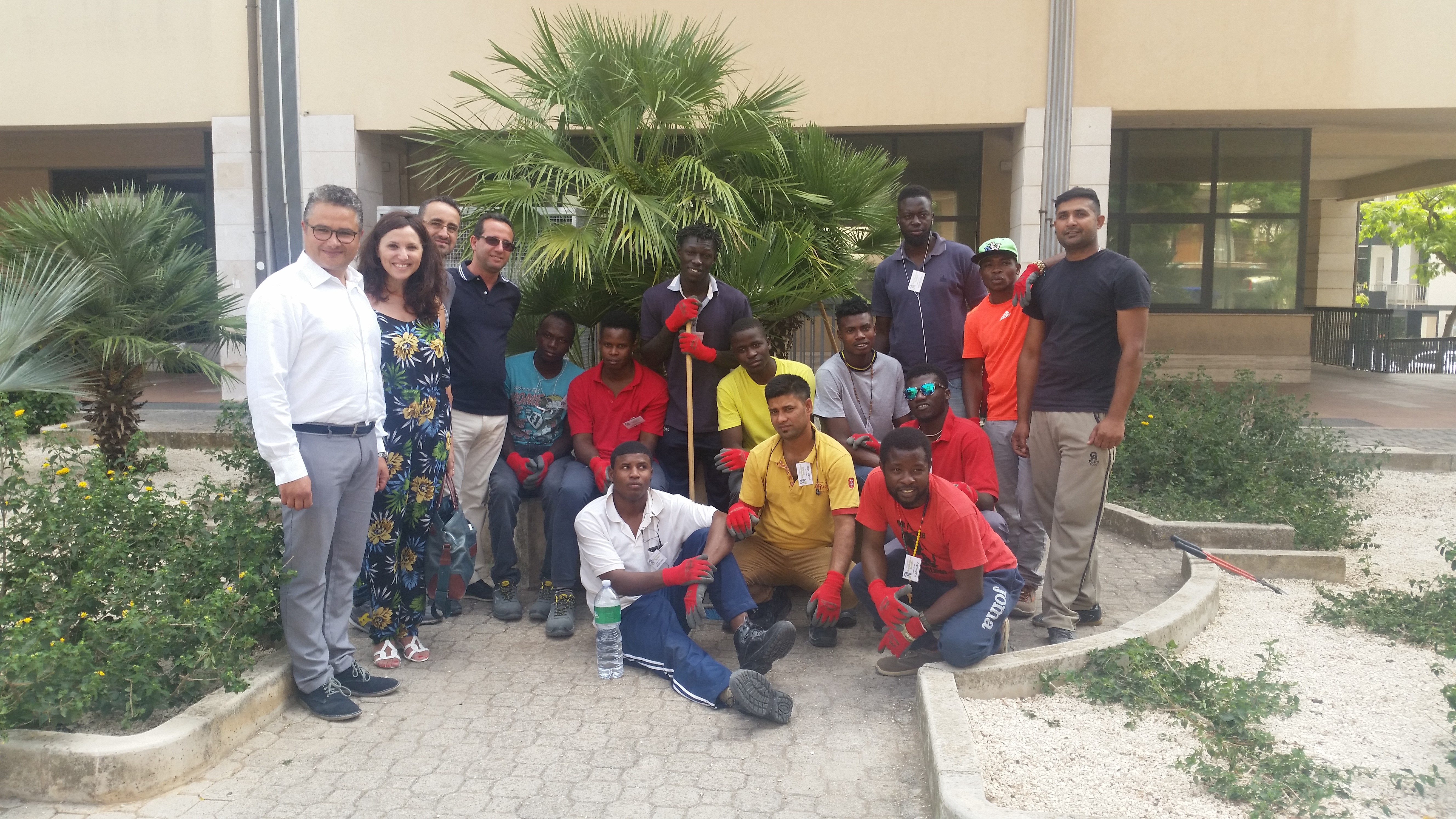 Giovani migranti puliscono le aiuole di Ragusa. Almeno loro!
