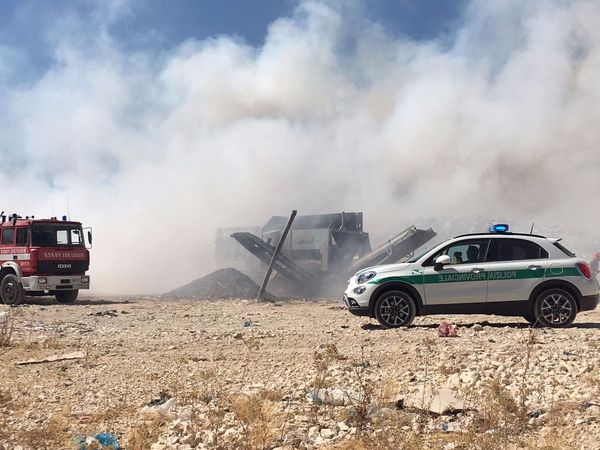 Fiamme nella discarica di Cava dei Modicani a Ragusa. Sul posto Polizia Provinciale e Vigili del Fuoco