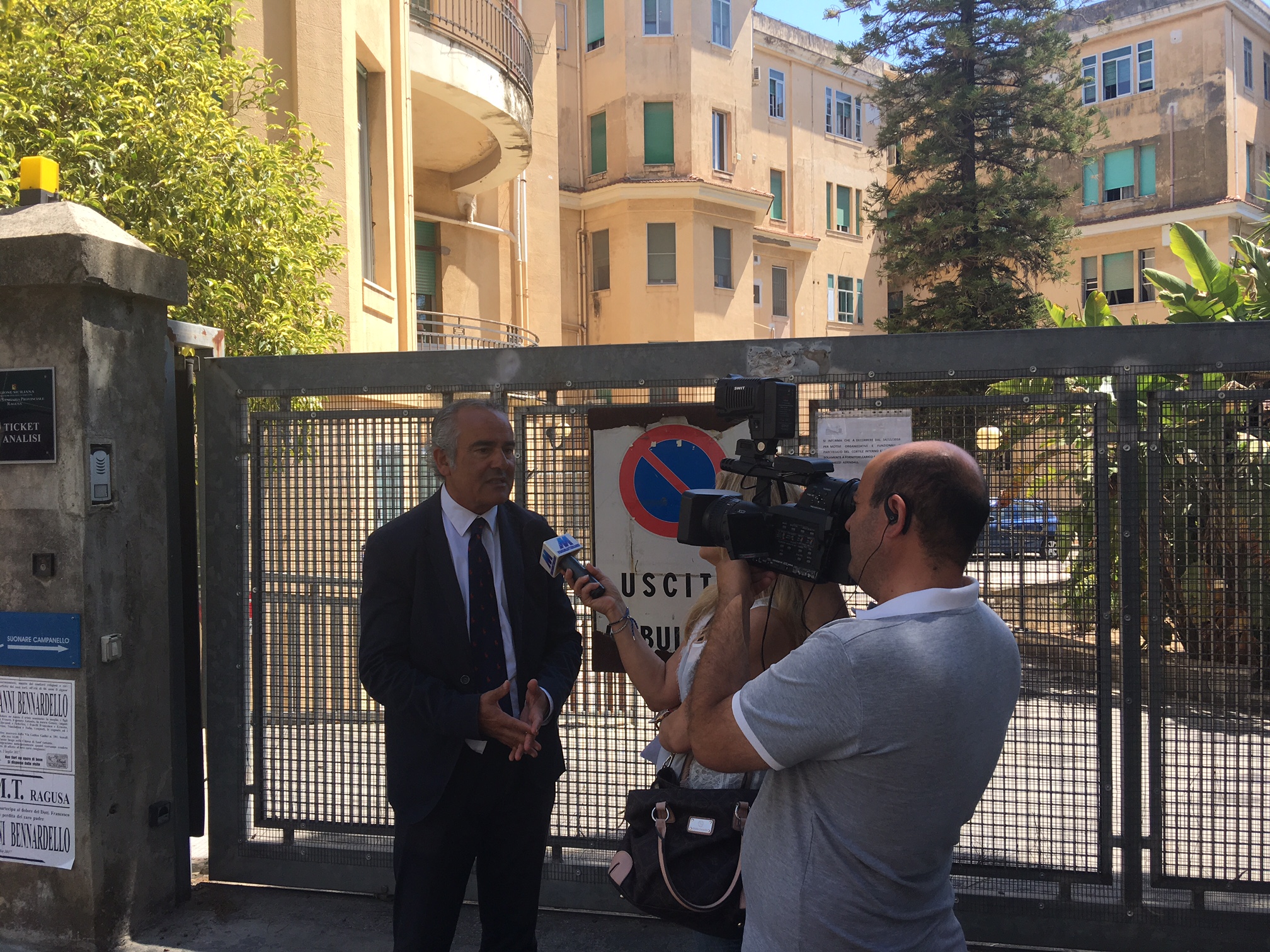 Il deputato Orazio Ragusa protesta ai cancelli Asp: “Via Aricò”