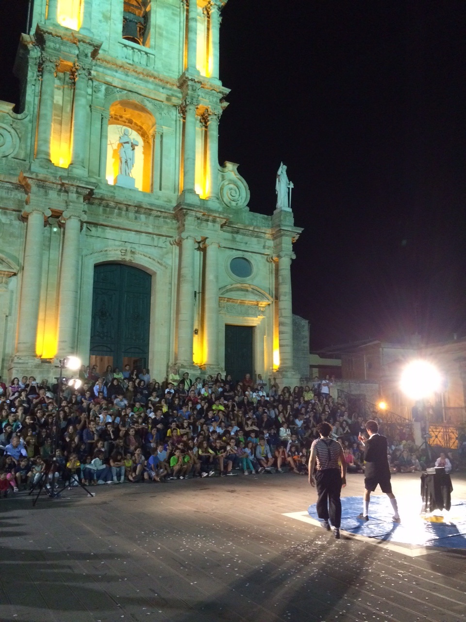 A Monterosso il prete organizza il festival