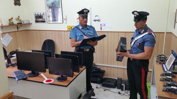 Rosolini: Trovati in possesso di materiale informatico rubato in una scuola
