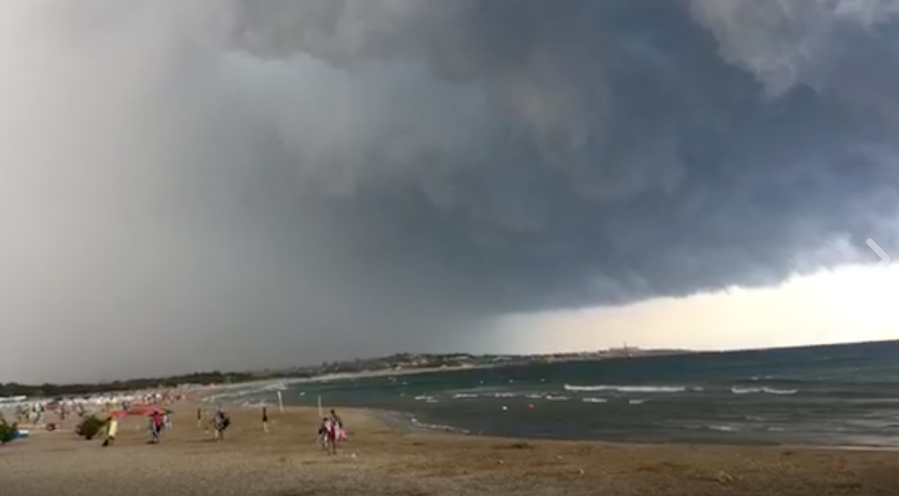 Maltempo fuga dalla spiaggia VIDEO