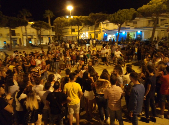 A Scoglitti la piazza è show no violenza