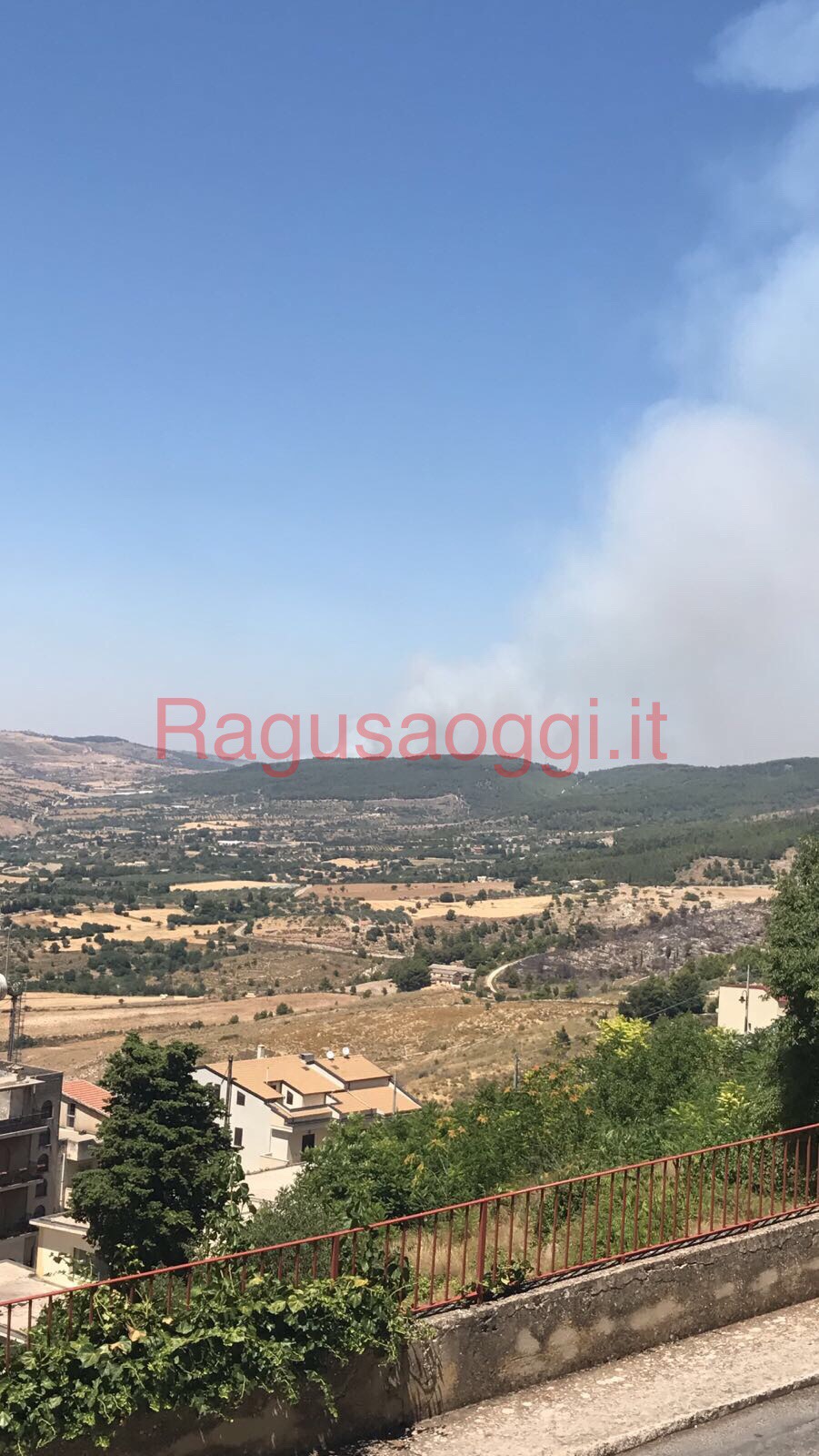 Incendio a Monterosso. Arrivato elicottero. Lunga attesa per canadair