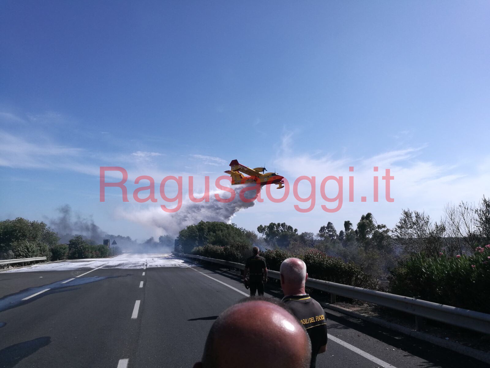 Incidente durante incendio Modica: ambulanza contro vigili del fuoco