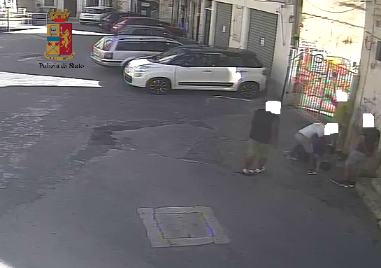A Modica rapinano un giovane: Il video diffuso oggi