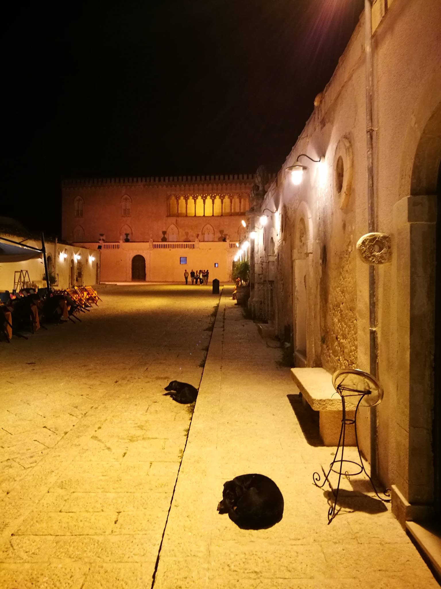 E luce fu. Nella corte del castello di Donnafugata. Il commento di Daniele Pavone