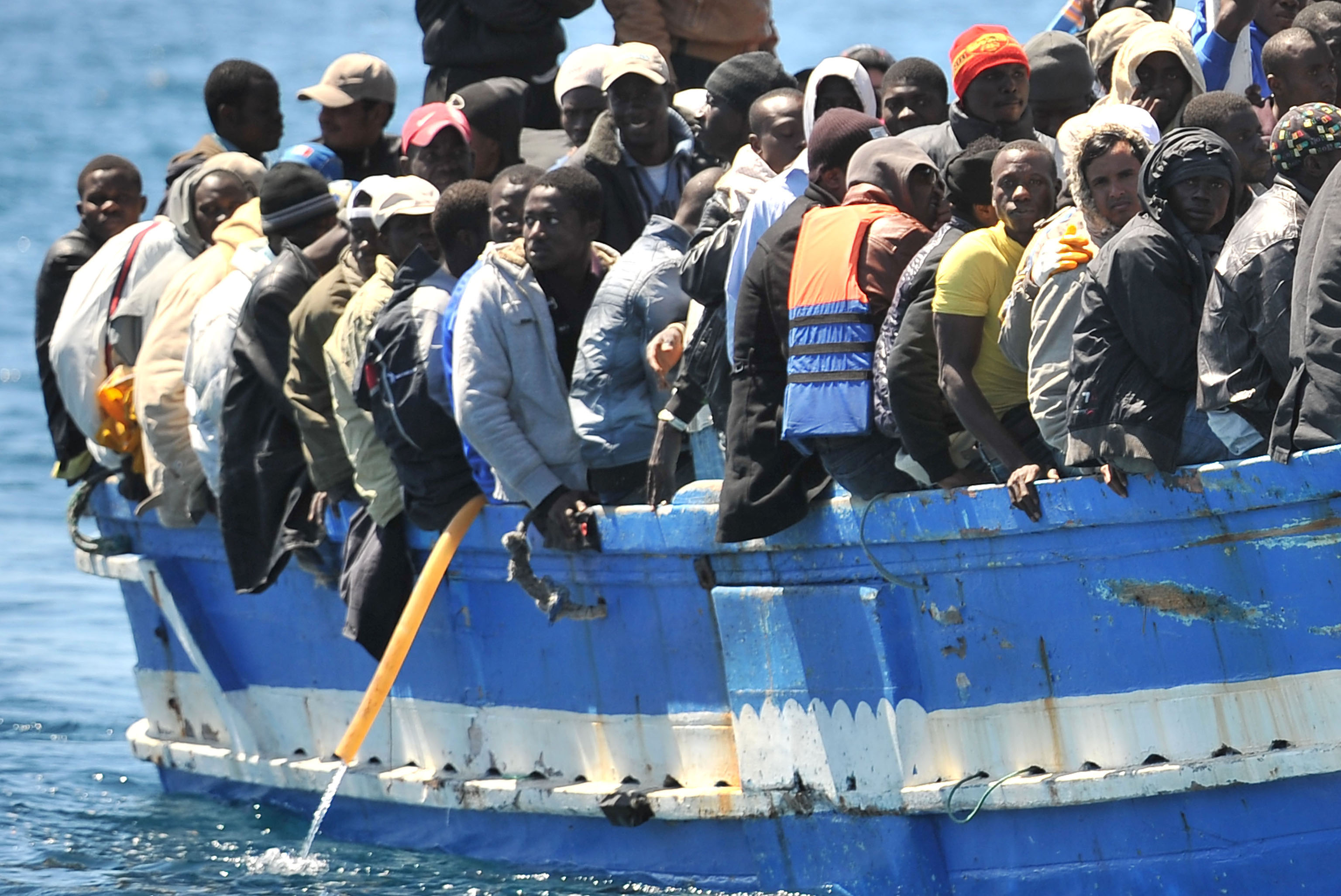Migranti: tenevano prigionieri libici e bengalesi, due fermi
