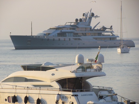 I vip dell’estate con mega Yacht magnate russo e velieri. Alle Eolie