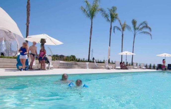 Fuori dalla piscina i ragazzi migranti! E non è razzismo?