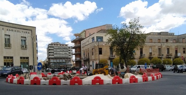 Rotatoria in piazza Libertà: lavori in corso. Sparirà l’albero