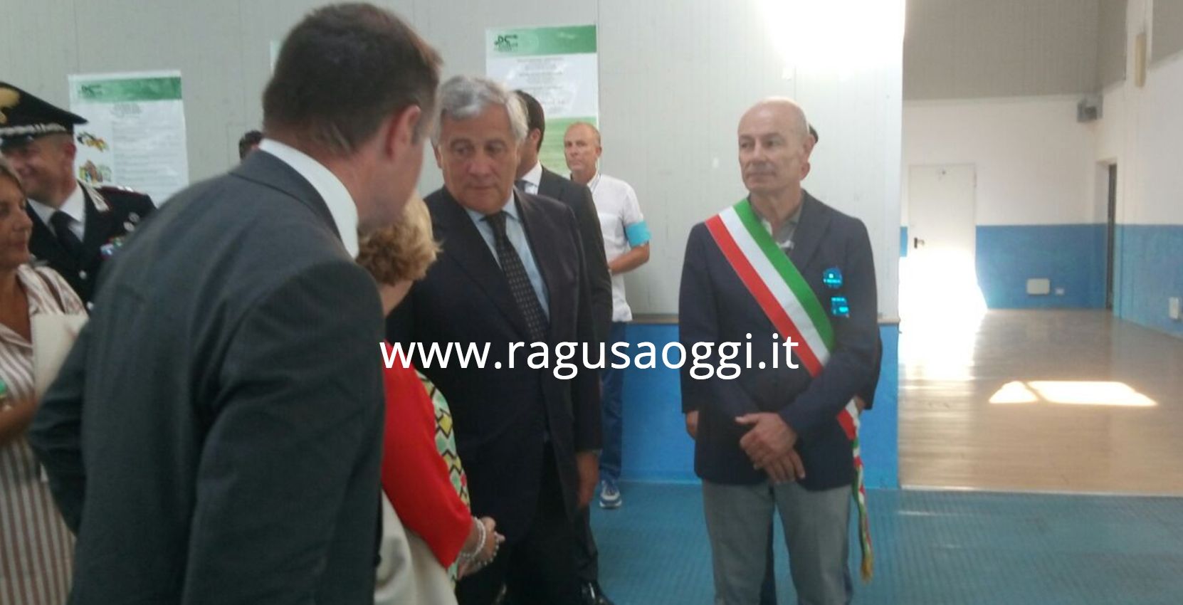A Pozzallo il presidente Parlamento Europeo, Tajani, visita hotspot migranti, ma sindaco Ammatuna contesta: “Una visita show”