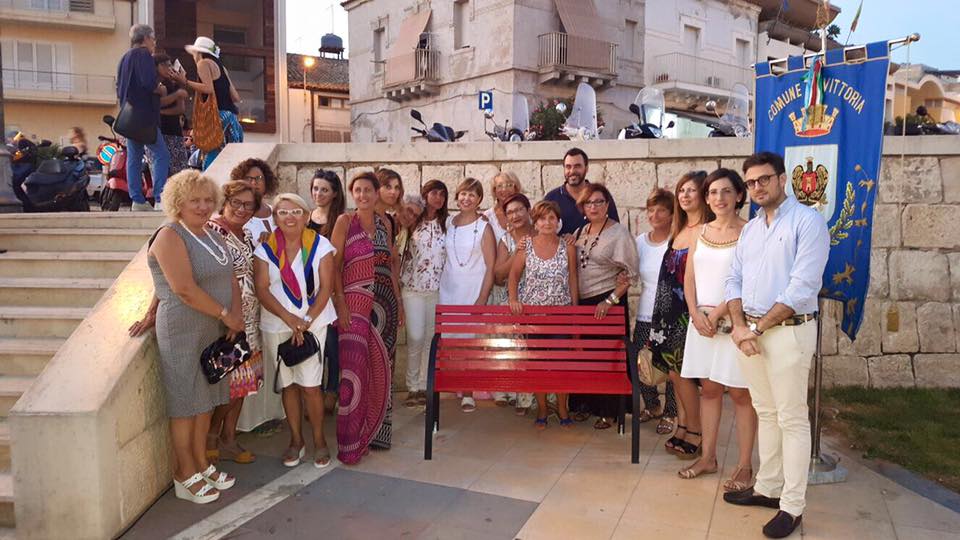 Una panchina rossa a Scoglitti per ricordare le donne vittime di violenza